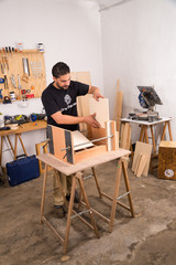 Assembling a cajon flamenco