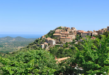 Fototapeta na wymiar village perché sur la montagne Speloncato en Balagne - Corse 