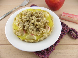 Tartelette aus Apfeln und Rhabarber mit Streuseln und Vanillezucker