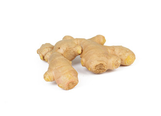 frischer Ingwer auf weißem Hintergrund
