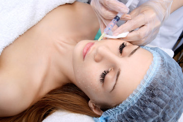 Obraz na płótnie Canvas Doctor woman giving botox injections.