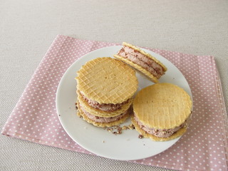 Runde Waffeln mit Schokoladeneis Füllung