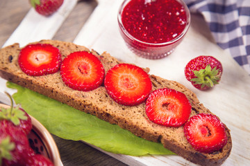 sandwich with strawberry
