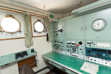 船の無線室