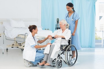 Obraz premium doctors and patient in wheelchair 