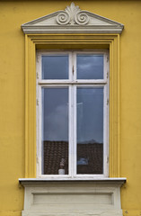 Fototapeta na wymiar Fenster mit Giebel