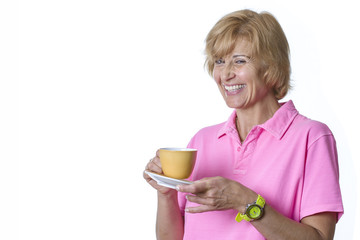 Frau hält Kaffetasse und lacht