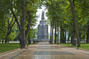 Obraz premium Prince Vladimir Monument on St. Vladimir Hill in Kiev, Ukraine after light morning rain