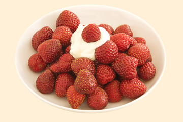 fraises sur assiette avec crème