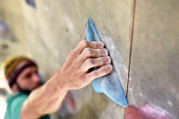 Detail Hand hält sich an Griff fest, Kletterer/ Bergsteiger in Halle