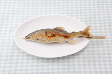 お皿にのせた 鮎の塩焼き 焼き魚 テーブル