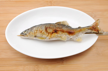 お皿にのせた 鮎の塩焼き 焼き魚 テーブル