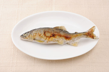 お皿にのせた 鮎の塩焼き 焼き魚 テーブル