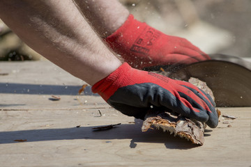 Człowiek tnący drewno piłą tarczową © 07photo