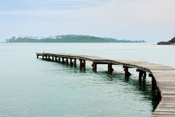 Fototapety  Piękny pejzaż morski w godzinach porannych z drewnianym mostem do morza
