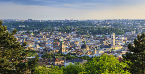 Obraz premium View of the city of Lviv from the High Castle Park at sunset