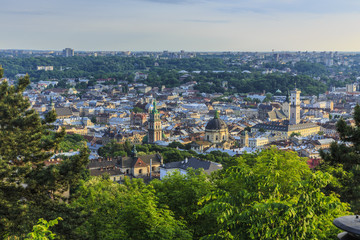 Obraz premium View of the city of Lviv from the High Castle Park at sunset