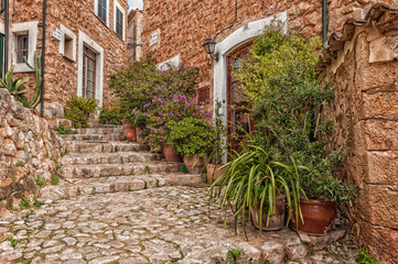 Fototapeta na wymiar Casa de piedra en el pueblo de Fornalutx en Mallorca, España