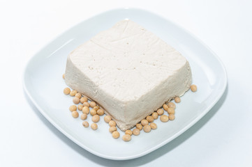 Tofu y semillas de soja en un plato