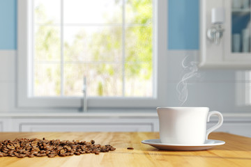 Tasse Kaffee mit Kaffeebohnen in Küche