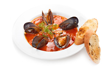Mussels with tomato sauce and croutons