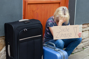 verzweifelte Frau sucht neues Zuhause