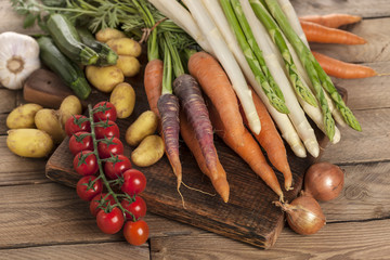 Variationen von frischem Marktgemüse auf Holzbrett