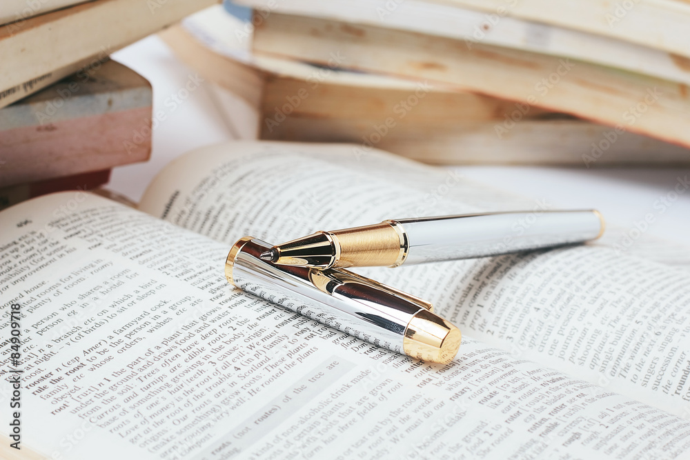 Fototapete pen and letter with extreme shallow depth of field. focus on very end of nib on pen.