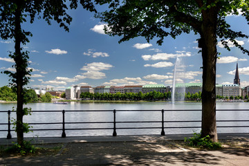 Durchblick am Neuen Jungfernstieg