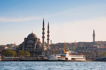 Fototapeta premium Istanbul New Mosque and Ships, Turkey