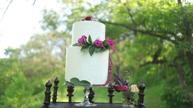 On the antique wooden stand beautiful wedding cake
