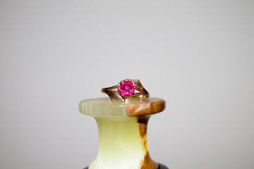 золотое кольцо с рубином на ониксовом троне © Dmitry Churbanov