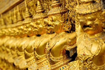 Fototapeta premium golden statue in wat phra keaw