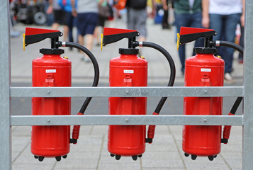 drei Feuerlöscher