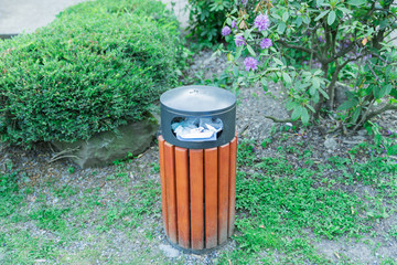 Mülleimer zum recycling im Park