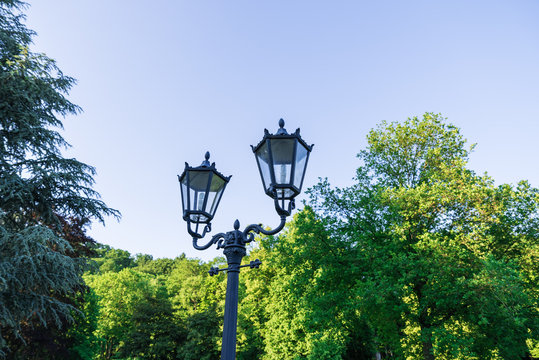 Altmodische Laterne zur Beleuchtung im Park