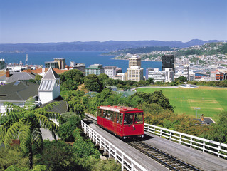 Naklejka premium 赤いケーブルカー