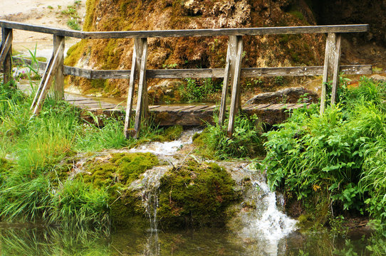 Holzbr&uuml;cke &uuml;ber einem Bach 