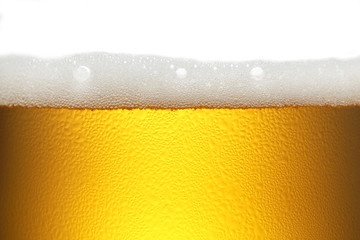 Le gros plan bière/bière met en valeur la texture.