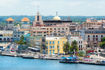 Fototapeta na wymiar Old Havana with beautiful old buildings along the bay