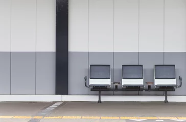 Foto auf Acrylglas Bahnhof Leerer Beifahrersitz im Freien am Bahnhof