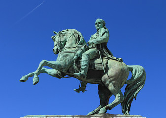 Fototapeta premium Statue équestre de Napoléon 1er sur la place de l'Hôtel de Ville à Rouen