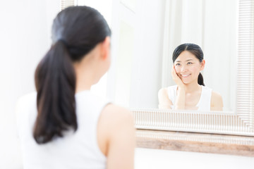 Obraz na płótnie Canvas young asian woman in bathroom