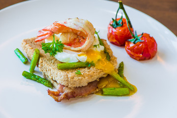 Sandwich with poached egg, parma ham and tomato