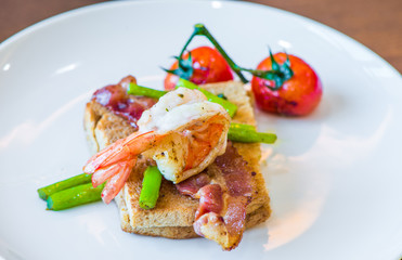 Sandwich with poached egg, parma ham and tomato