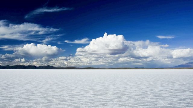 乾季のウユニ塩湖絶景・微速度撮影