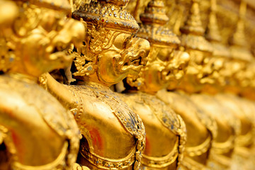 Obraz premium golden statue in wat phra keaw