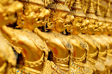 Fototapeta premium golden statue in wat phra keaw
