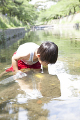 川遊びする子供