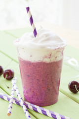 Smoothie aus roten Fruechten